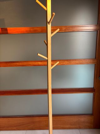 Perchero de pie de madera.