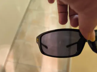 Gafas de sol negras y grises