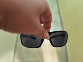 Gafas de sol negras y grises