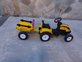 Tractor de pedales amarillo con remolque