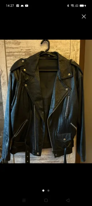 Chaqueta de cuero rockera negra