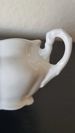 Lechera blanca con relieve La Cartuja de Sevilla