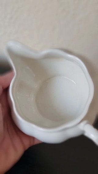 Lechera blanca con relieve La Cartuja de Sevilla