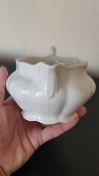 Lechera blanca con relieve La Cartuja de Sevilla