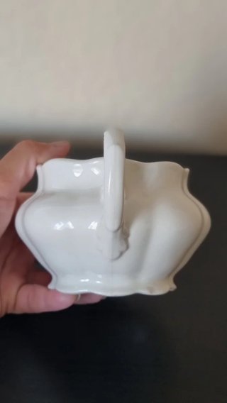 Lechera blanca con relieve La Cartuja de Sevilla
