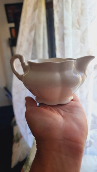 Lechera blanca con relieve La Cartuja de Sevilla