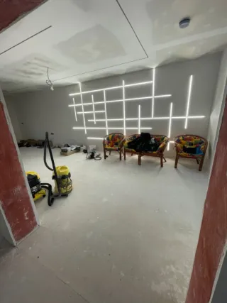 Pladur y luces LED indirectas