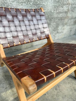 Poltrona Calixta in pelle e legno massello di teak con finitura naturale