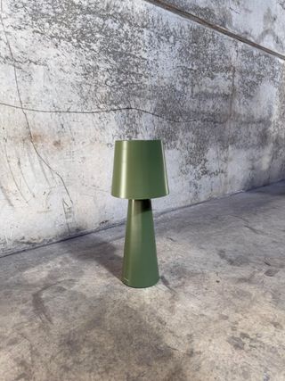 Lámpara de mesa grande de exterior Arenys de metal con acabado pintado verde.