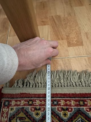 Alfombra antigua roja y multicolor