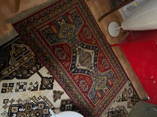 Alfombra antigua roja y multicolor