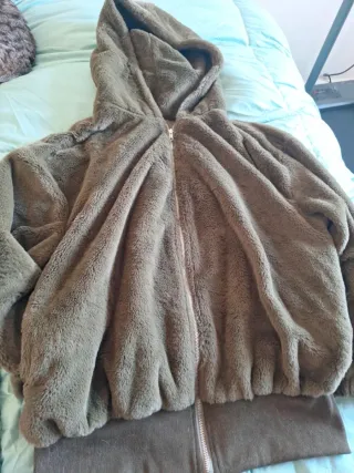 Cazadora verde peluche con capucha