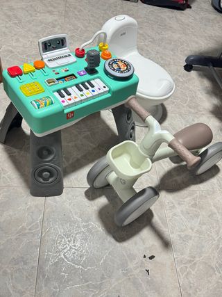 Mesa de actividades, orinal para bebé y triciclo