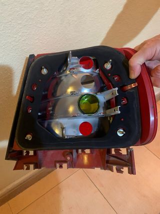 Faro trasero coche rojo