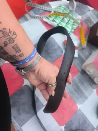 Cinturón de cuero con hebilla dorada