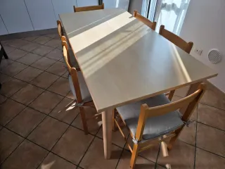 Tavolo allungabile e 6 sedie con cuscini