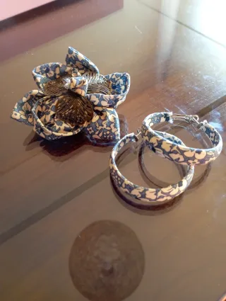 SET de pendientes con diseño floral.