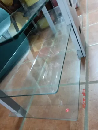 Mesa auxiliar cristal templado y metal