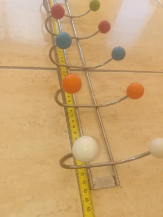 Percheros de pared multicolor y plateado