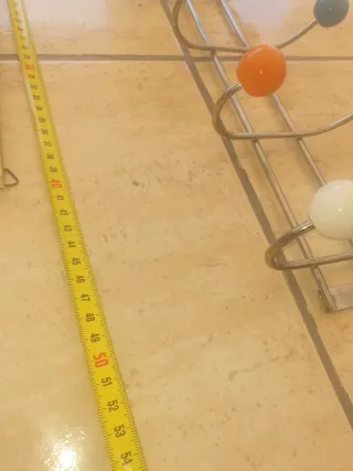 Percheros de pared multicolor y plateado