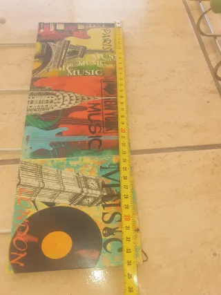 Percheros de pared multicolor y plateado