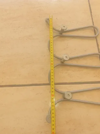 Percheros de pared multicolor y plateado