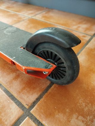 Patinete acrobático rojo y negro