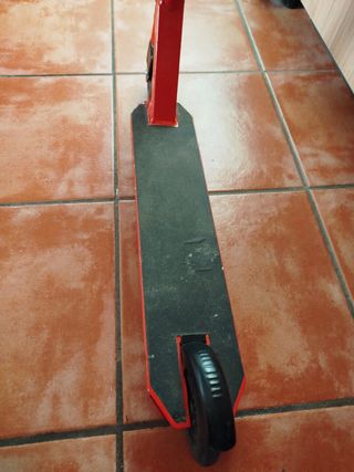 Patinete acrobático rojo y negro