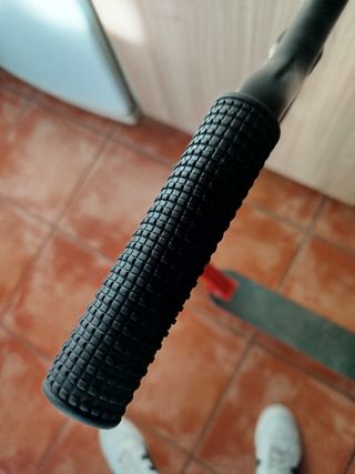 Patinete acrobático rojo y negro