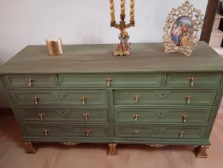 Cómoda verde con detalles dorados