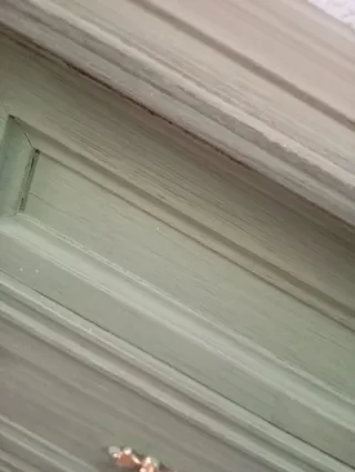 Cómoda verde con detalles dorados