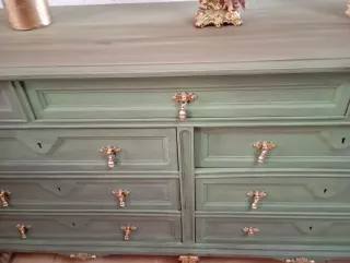 Cómoda verde con detalles dorados
