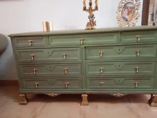 Cómoda verde con detalles dorados