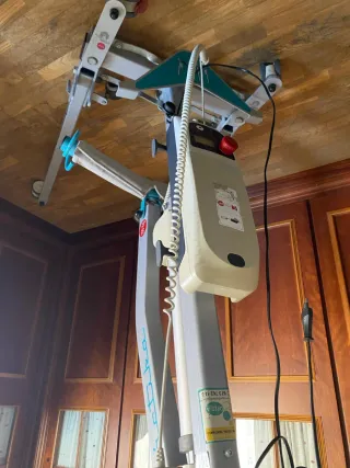 Grua eléctrica para ancianos o movilidad reducida.