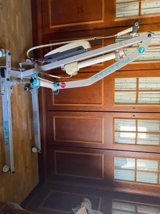 Grua eléctrica para ancianos o movilidad reducida.