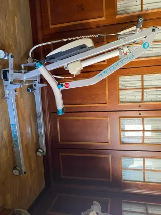 Grua eléctrica para ancianos o movilidad reducida.