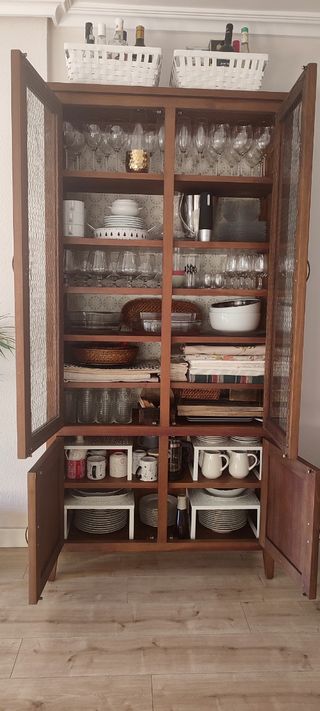 Vitrina de madera y cristal