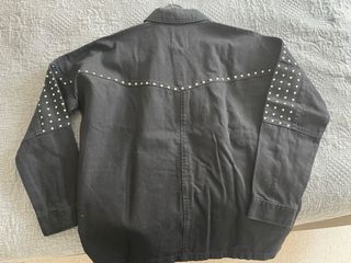 Sobrecamisa Zara negra tachuelas. Sin estrenar