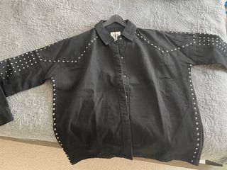 Sobrecamisa Zara negra tachuelas. Sin estrenar