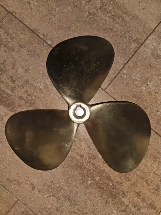 Hélice de barco de bronce