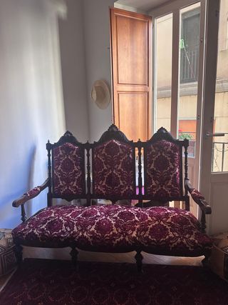 Sofá antiguo madera y tela morado