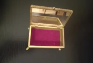 Joyero antiguo dorado con detalles florales