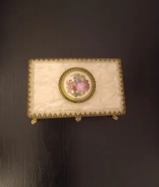 Joyero antiguo dorado con detalles florales