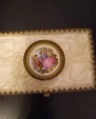 Joyero antiguo dorado con detalles florales