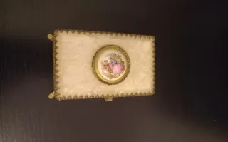 Joyero antiguo dorado con detalles florales