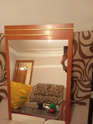 Espejo de madera con detalles dorados