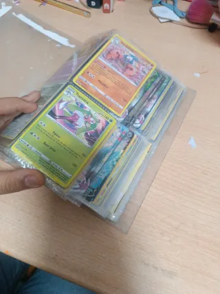 Album transparente de Pokémon con 194 cartas.