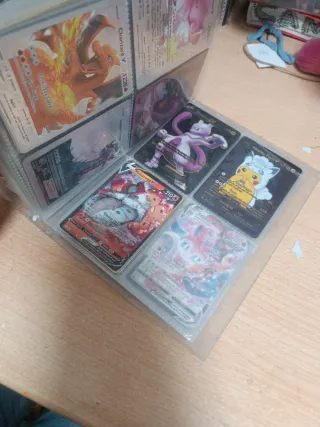 Album transparente de Pokémon con 194 cartas.