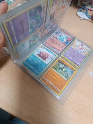 Album transparente de Pokémon con 194 cartas.