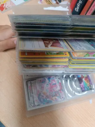 Album transparente de Pokémon con 194 cartas.